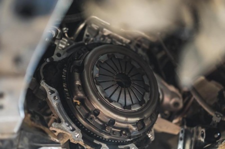 Embrayage qui patine ou vibrations &agrave; l'acc&eacute;l&eacute;ration, faut-il consulter un garage &agrave; Laon ?